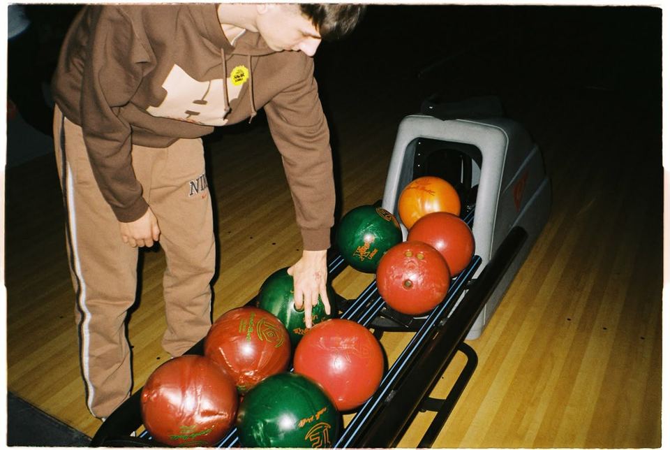 Bolas de boliche en el rack