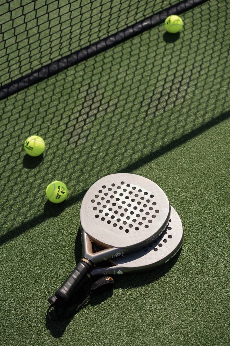 Raqueta y pelotas de pádel